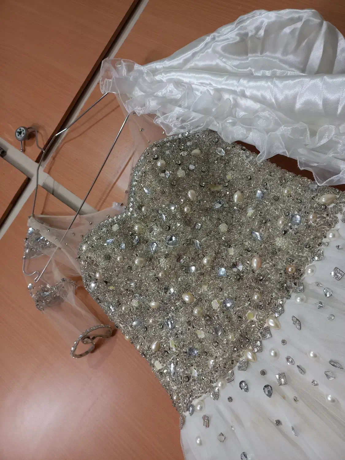 لباس عروس همراه تور فنری زیر لباس وشنل|لباس|چهاردانگه (تهران), |دیوار