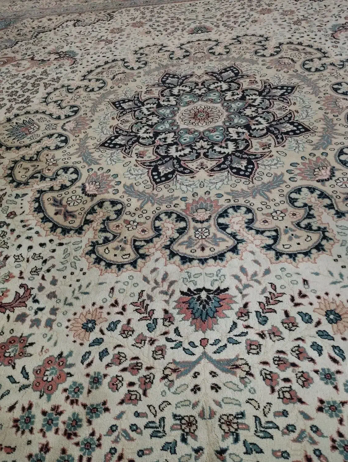سه تخته فرش دوازده متری یکرنگ درحد نو|فرش|گرگان, |دیوار