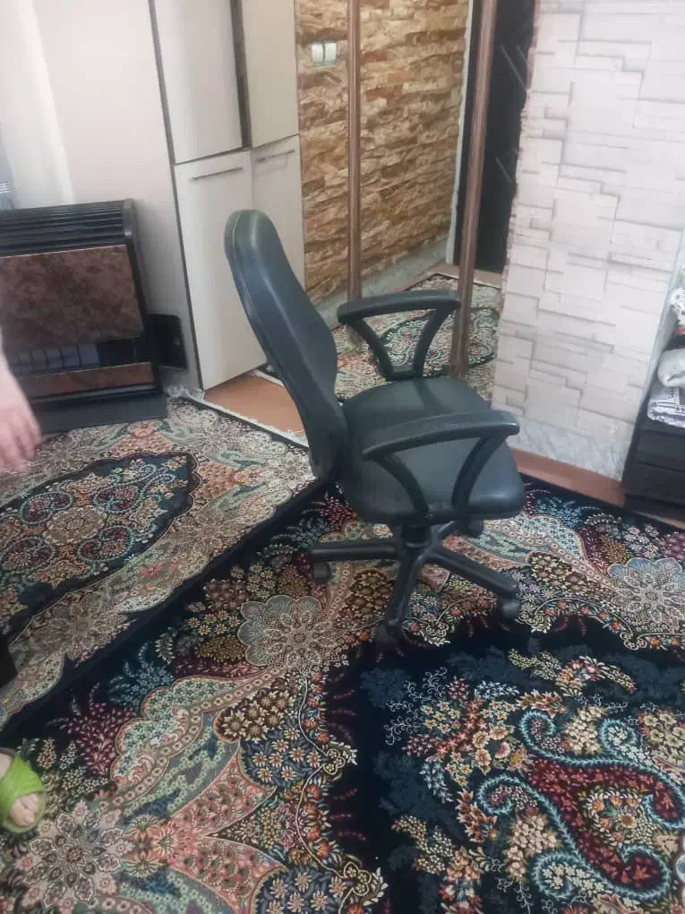 صندلی گردون چرم مشکی سالم|صندلی و نیمکت|شهریار, شهرک شاهد|دیوار