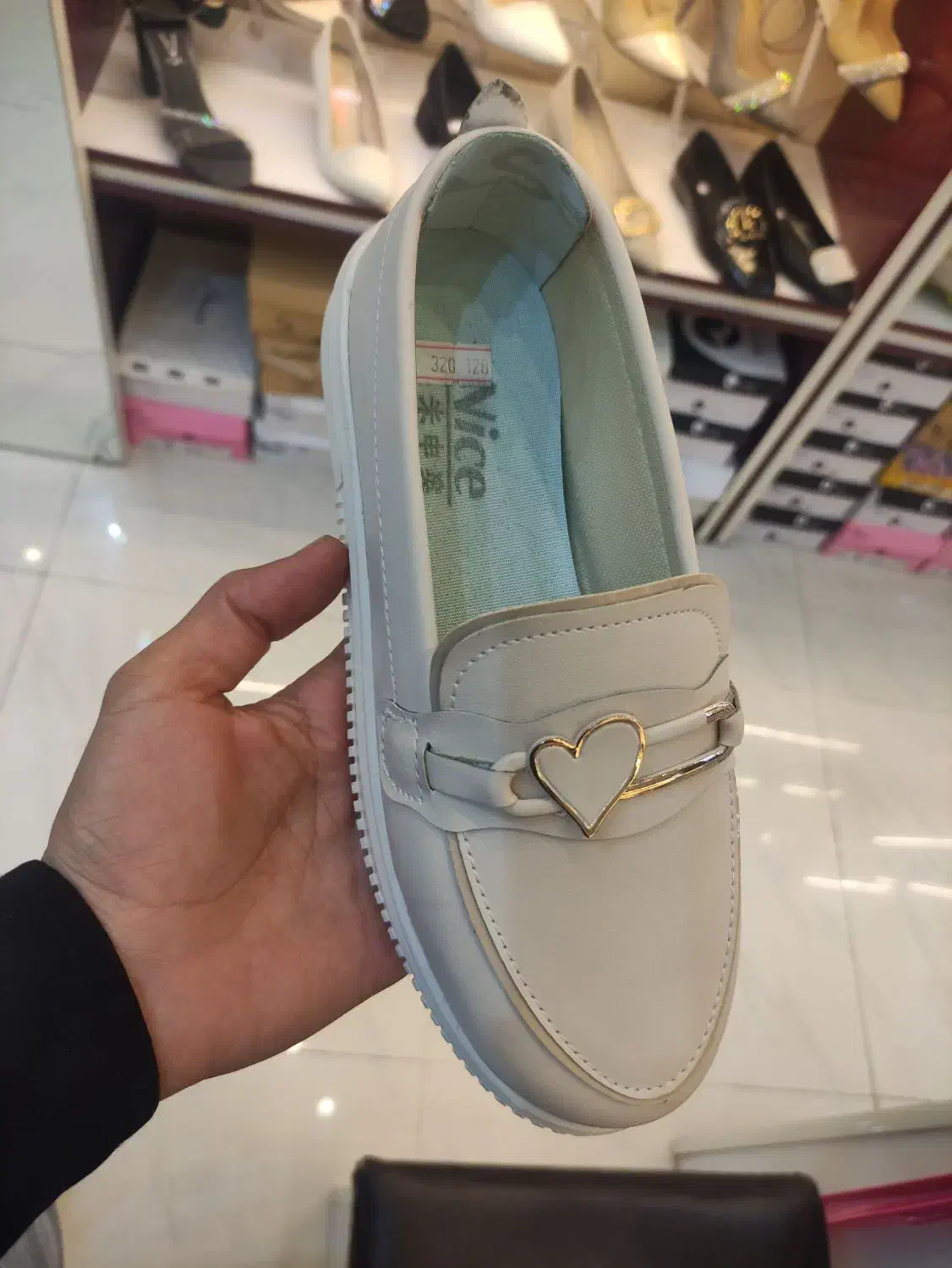 کفش|کیف، کفش، کمربند|بستان آباد, |دیوار