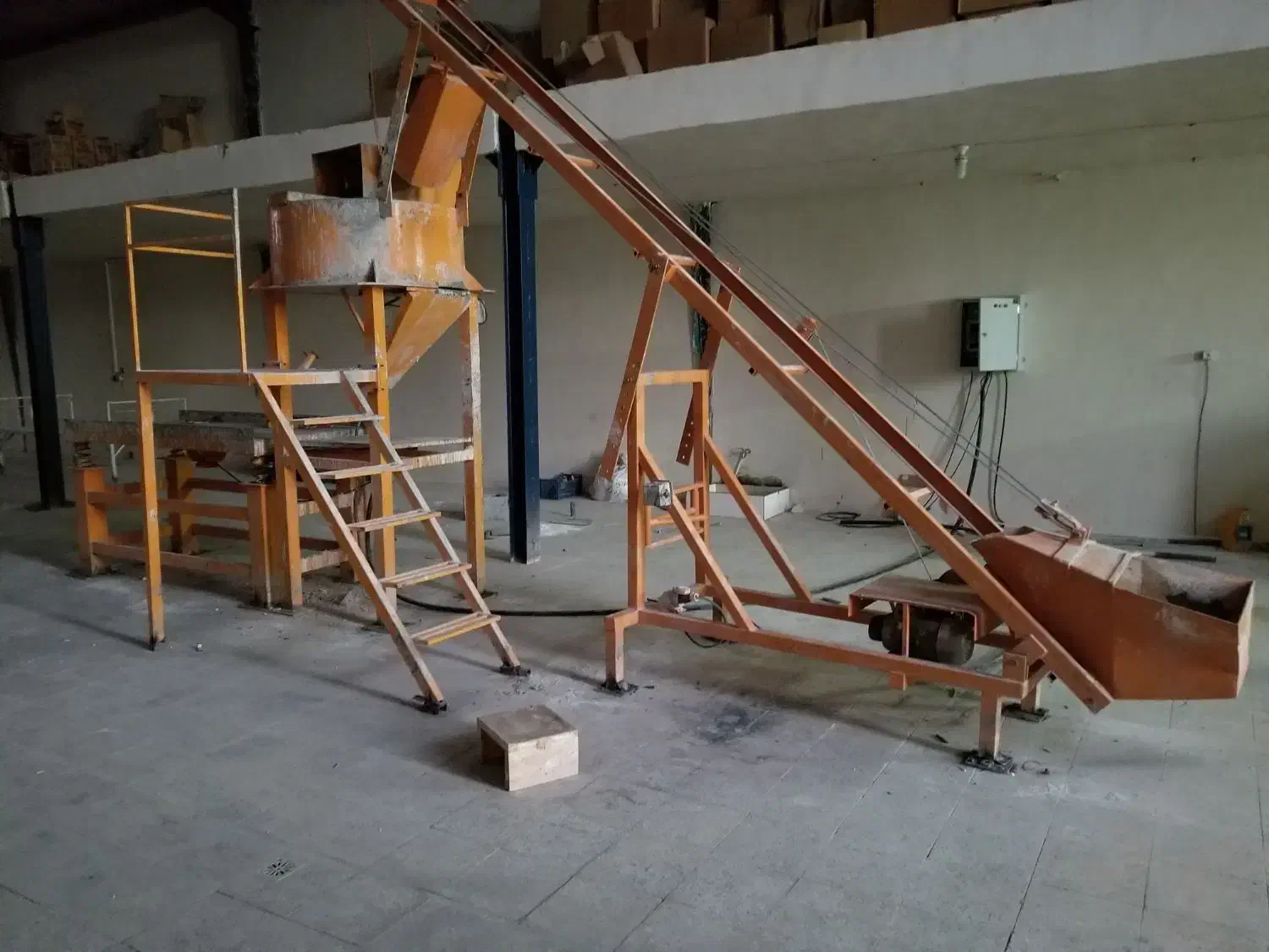 فروش یک دستگاه همزن سیمان با میز ویبره|مصالح و تجهیزات ساختمان|خور (فارس), |دیوار