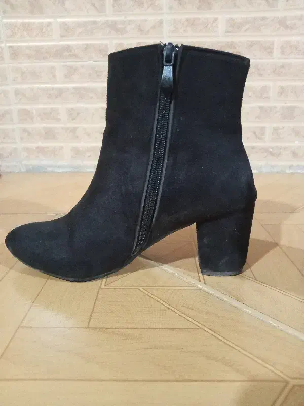 یک پوتین|کیف، کفش، کمربند|الوند, |دیوار