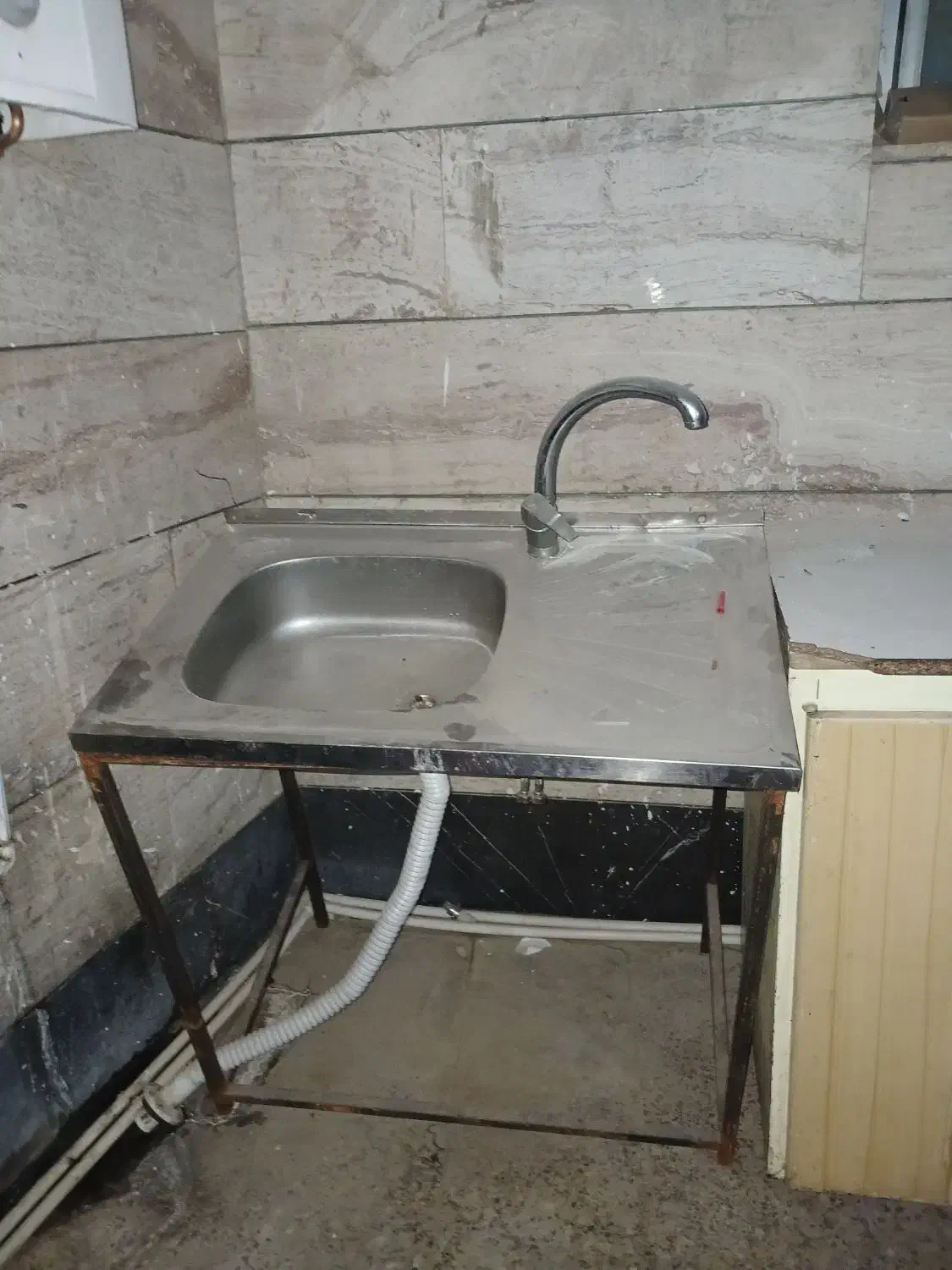 سینک شیر میز و صندلی|میز و صندلی غذاخوری|قائن, |دیوار