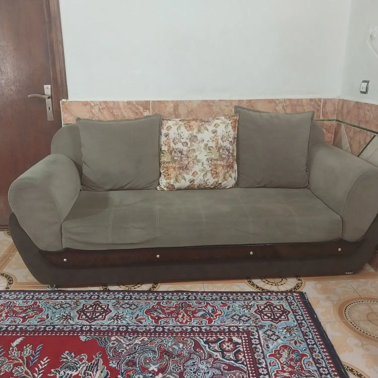 مبل ۷ نفره دارای ۷عدد بالشتک|مبلمان خانگی و میز عسلی|گرگان, |دیوار