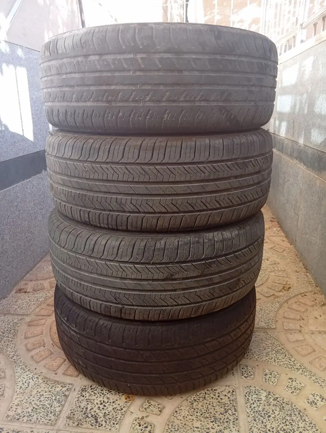 لاستیک 205 کار کرده چهار حلقه|قطعات یدکی و لوازم جانبی|صدرا-فارس, فاز ۱|دیوار