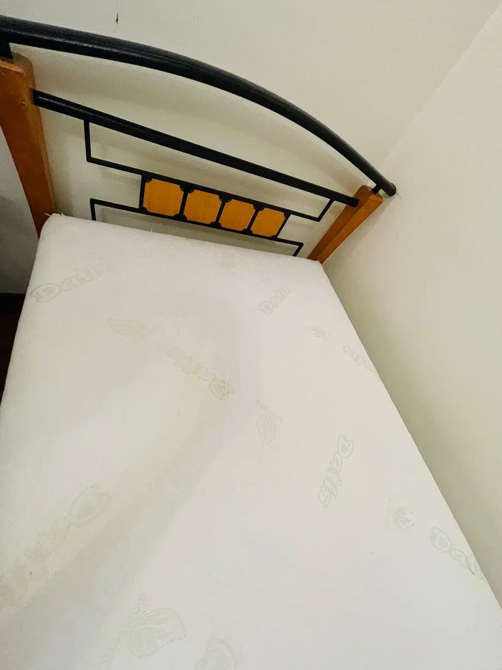 آگهی فروش فوری - تخت و میز آرایش چوب و فرفورژه|تخت و سرویس خواب|تهران, قیطریه|دیوار