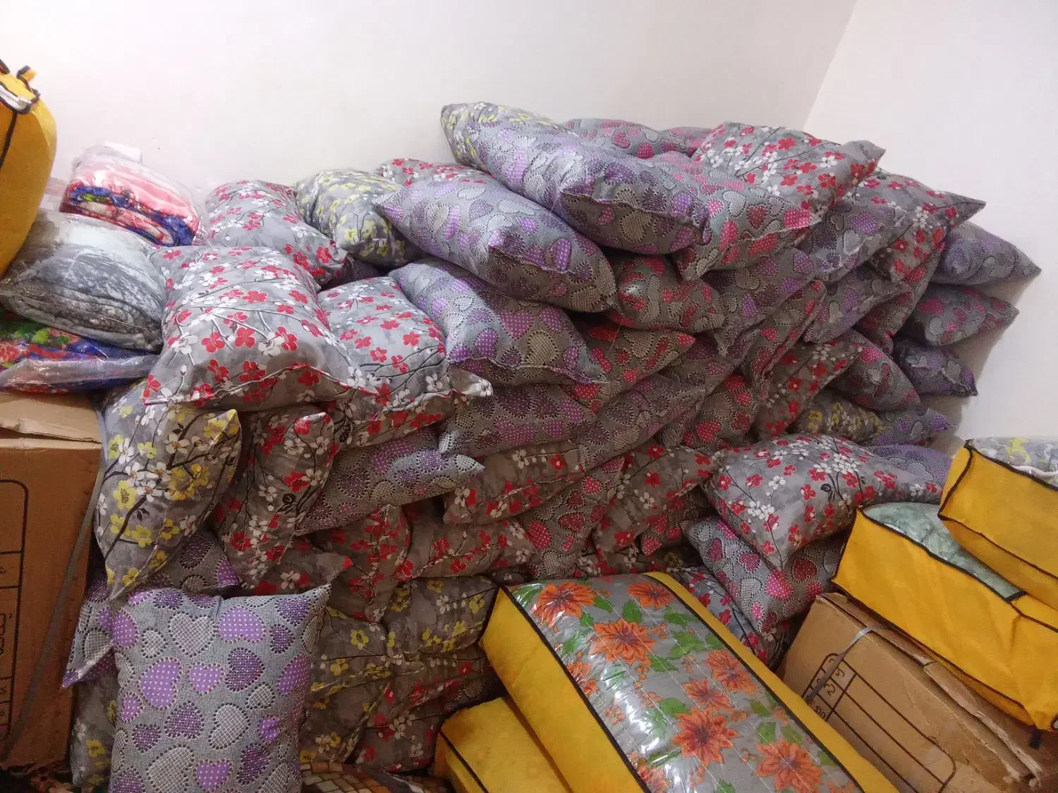 بالشت|رختخواب، بالش، پتو|دوگنبدان, |دیوار