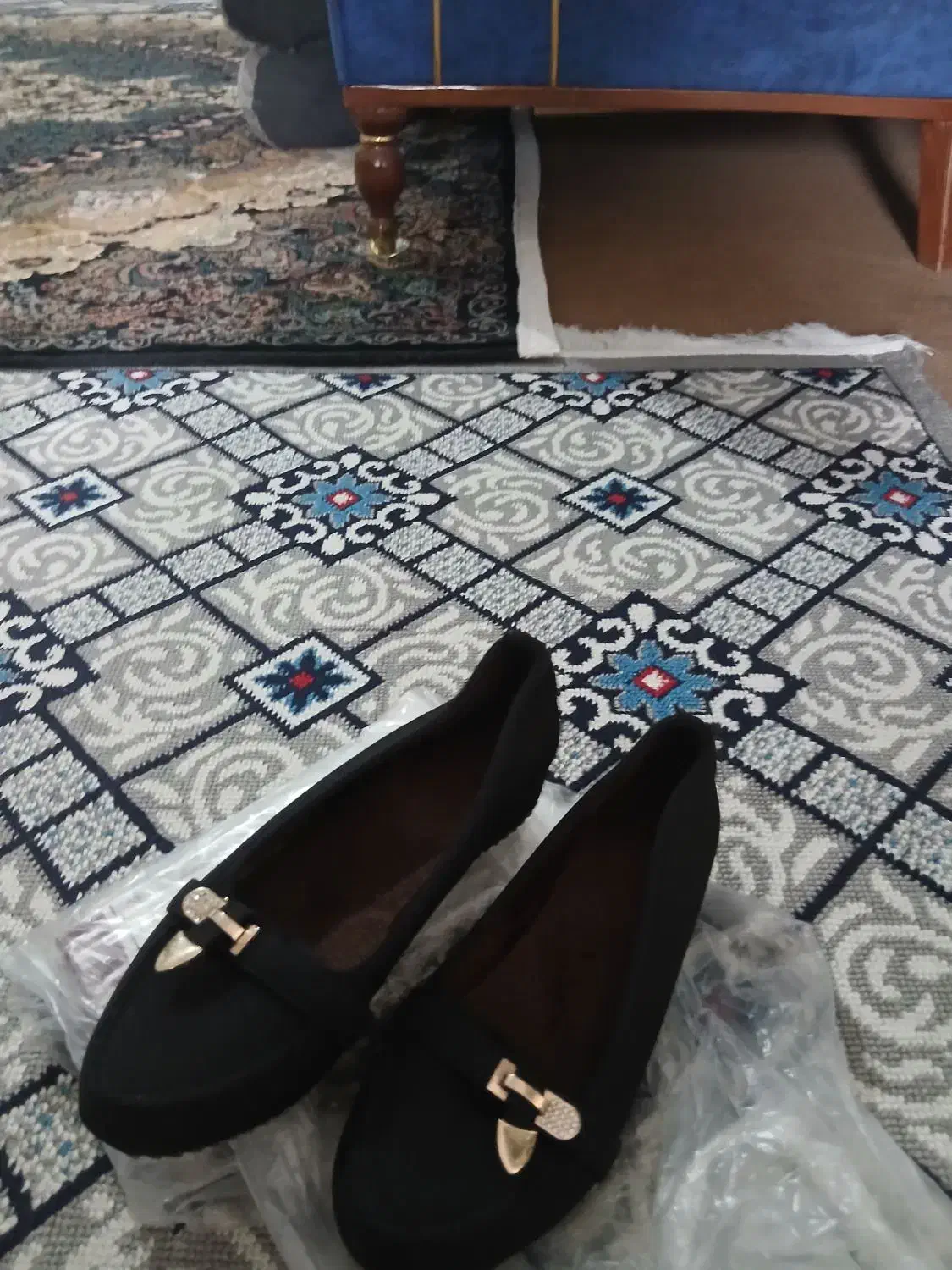 سه عدد کفش نو|کیف، کفش، کمربند|پرند, فاز ۴|دیوار