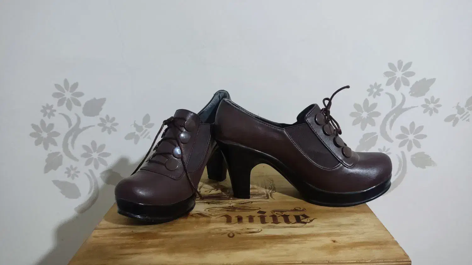 2جفت کفش|کیف، کفش، کمربند|میانه, |دیوار