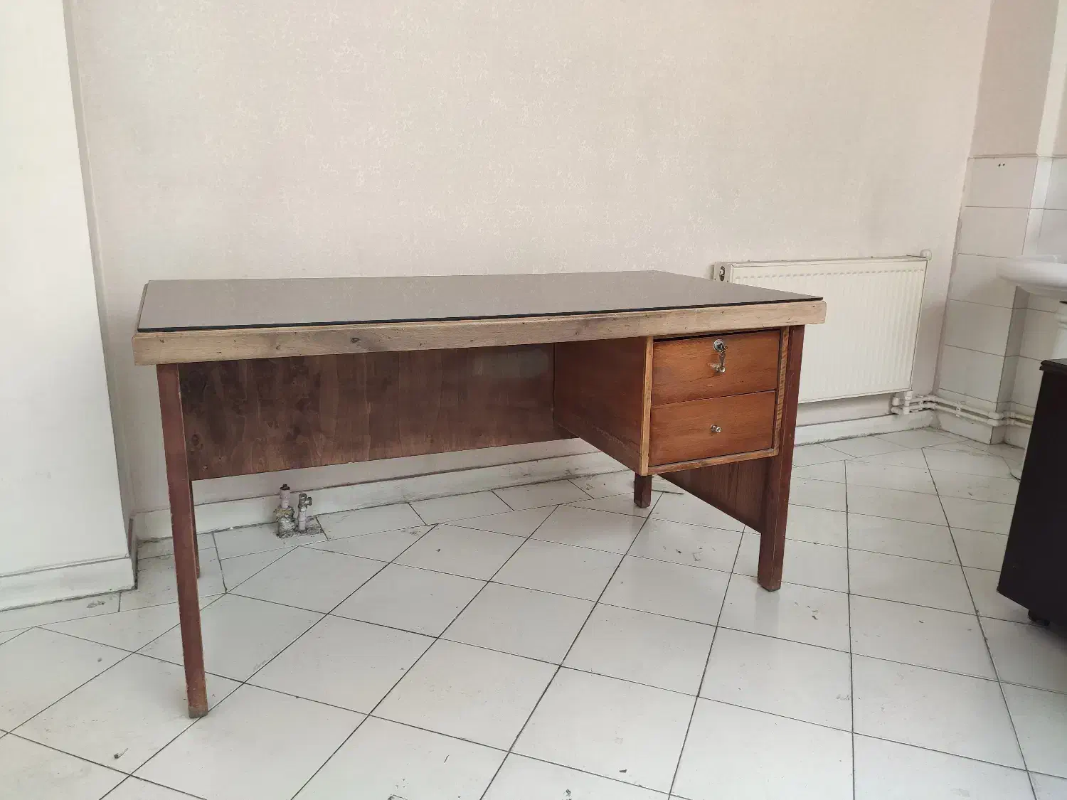 فروش میز تحریر چوبی ، صندلی گردان چرمی و پارچه ای|میز تحریر و کامپیوتر|تبریز, |دیوار