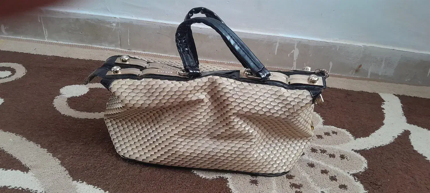 کیف|کیف، کفش، کمربند|پیشوا, |دیوار