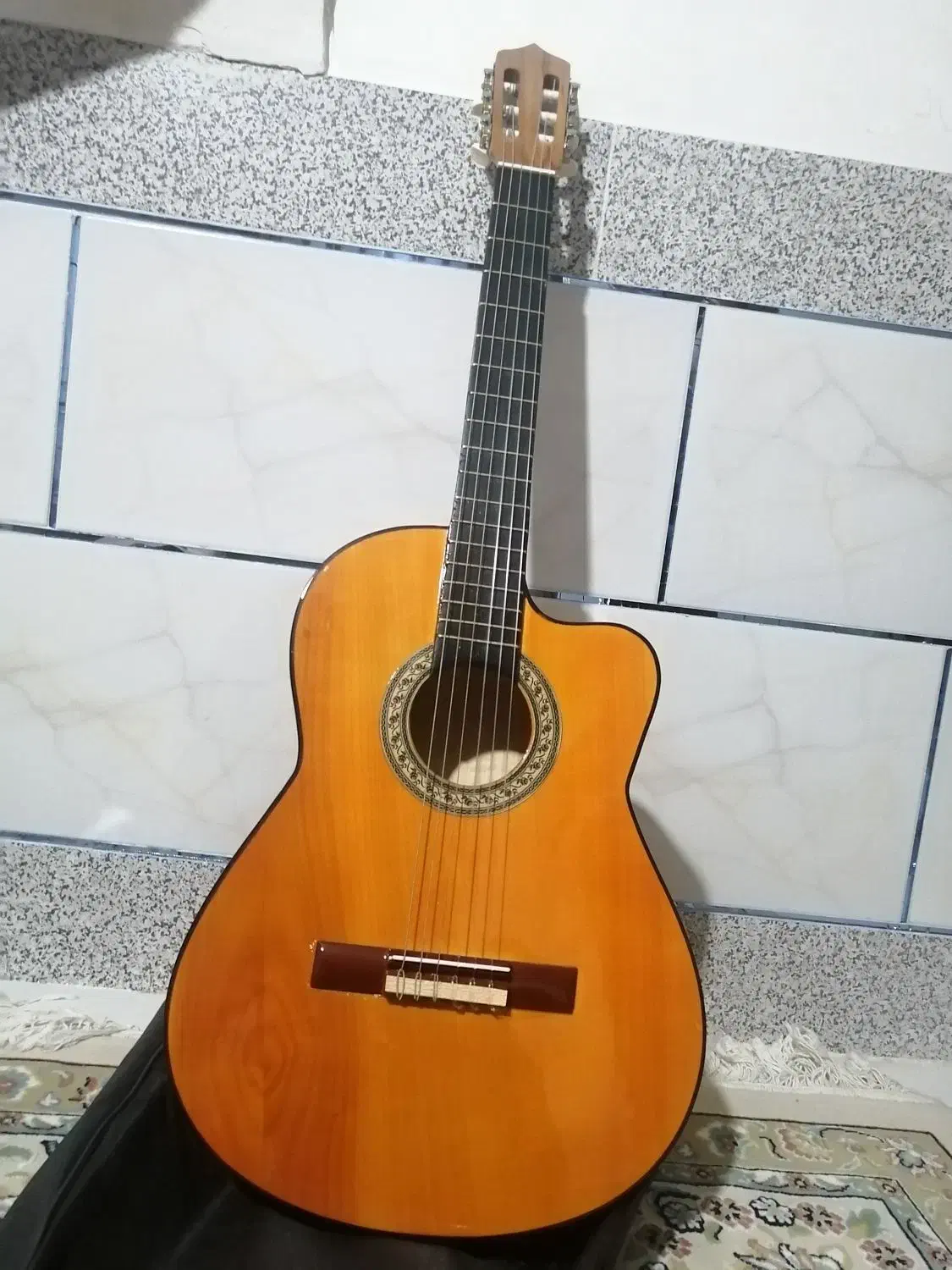 گیتار|گیتار، بیس، امپلیفایر|خان ببین, |دیوار