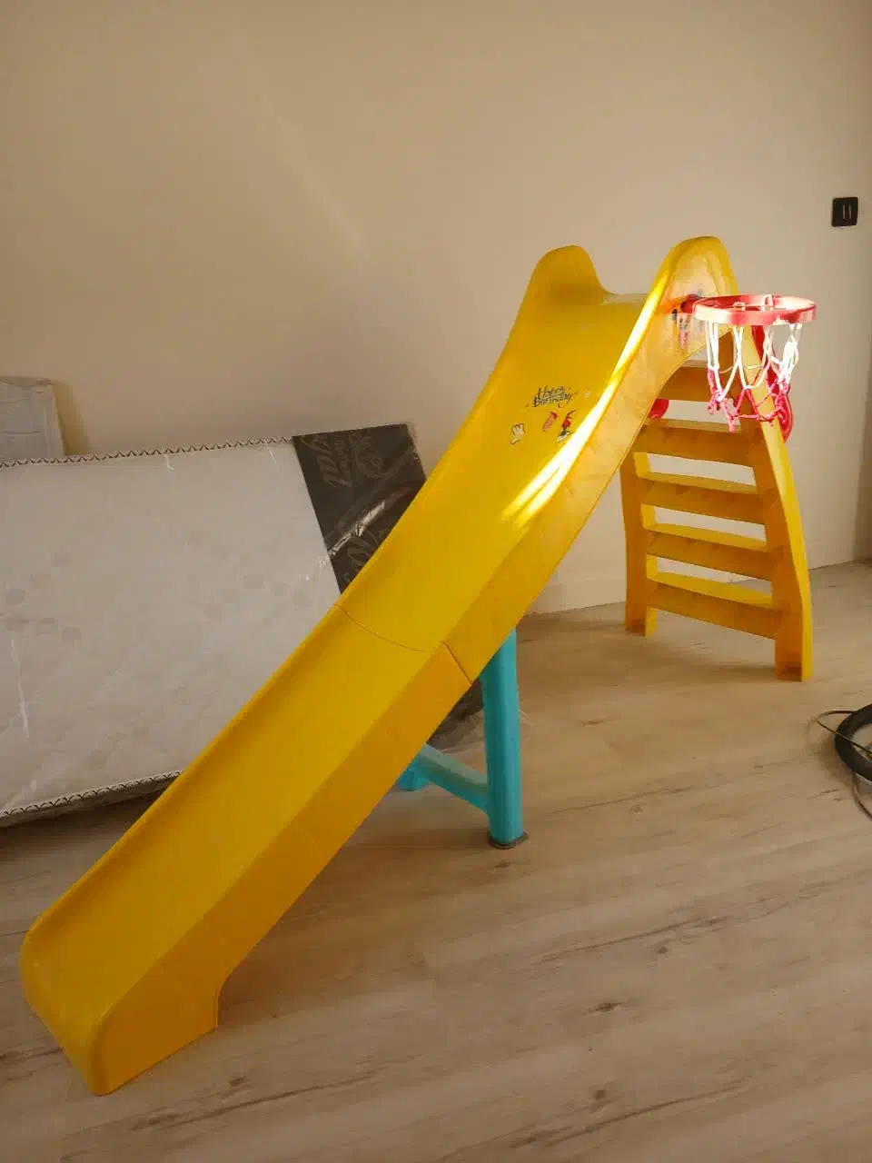 سرسره|اسباب‌بازی بچه|مهاجران, |دیوار