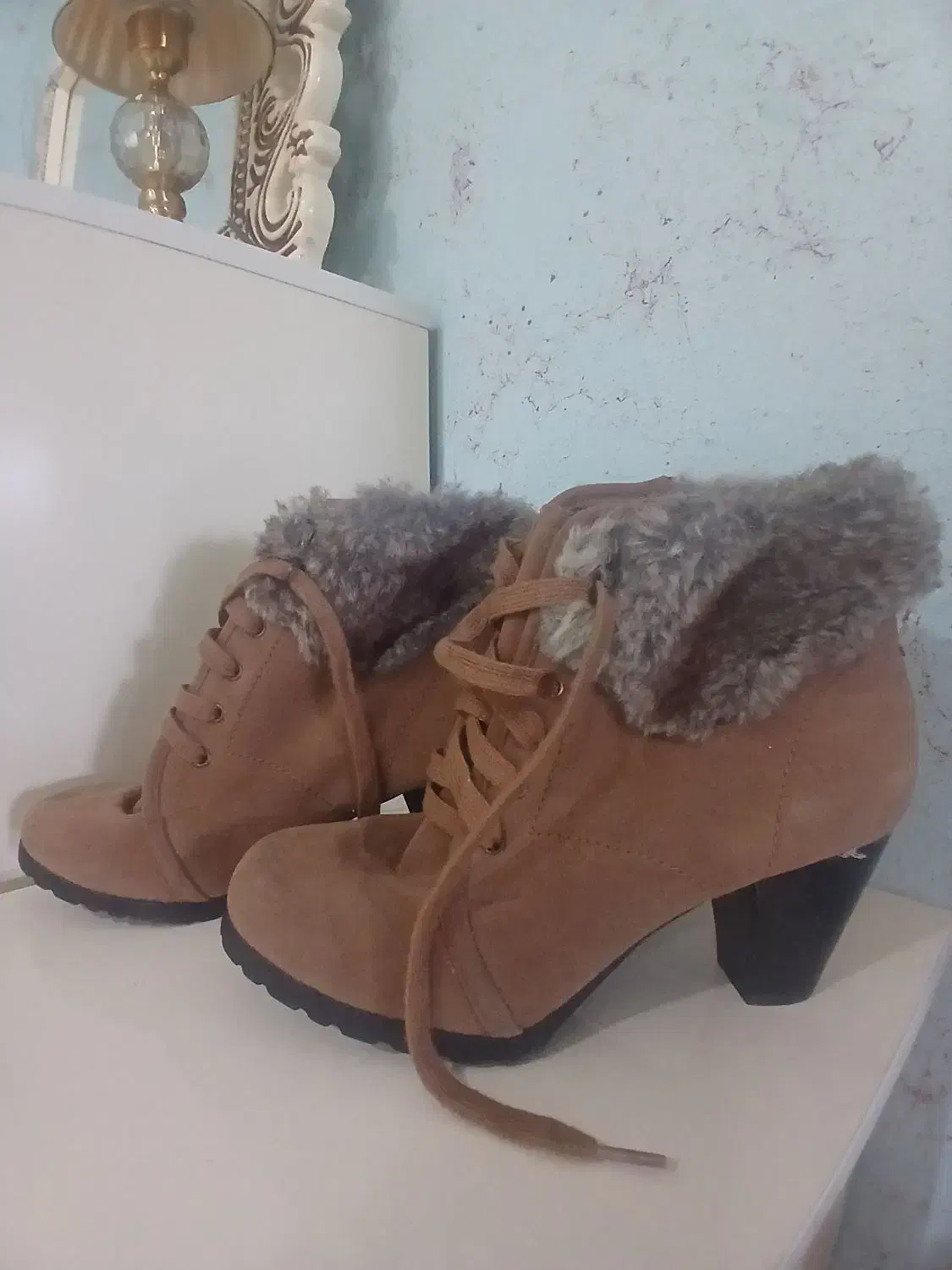 کفش|کیف، کفش، کمربند|شیراز, کفترک|دیوار