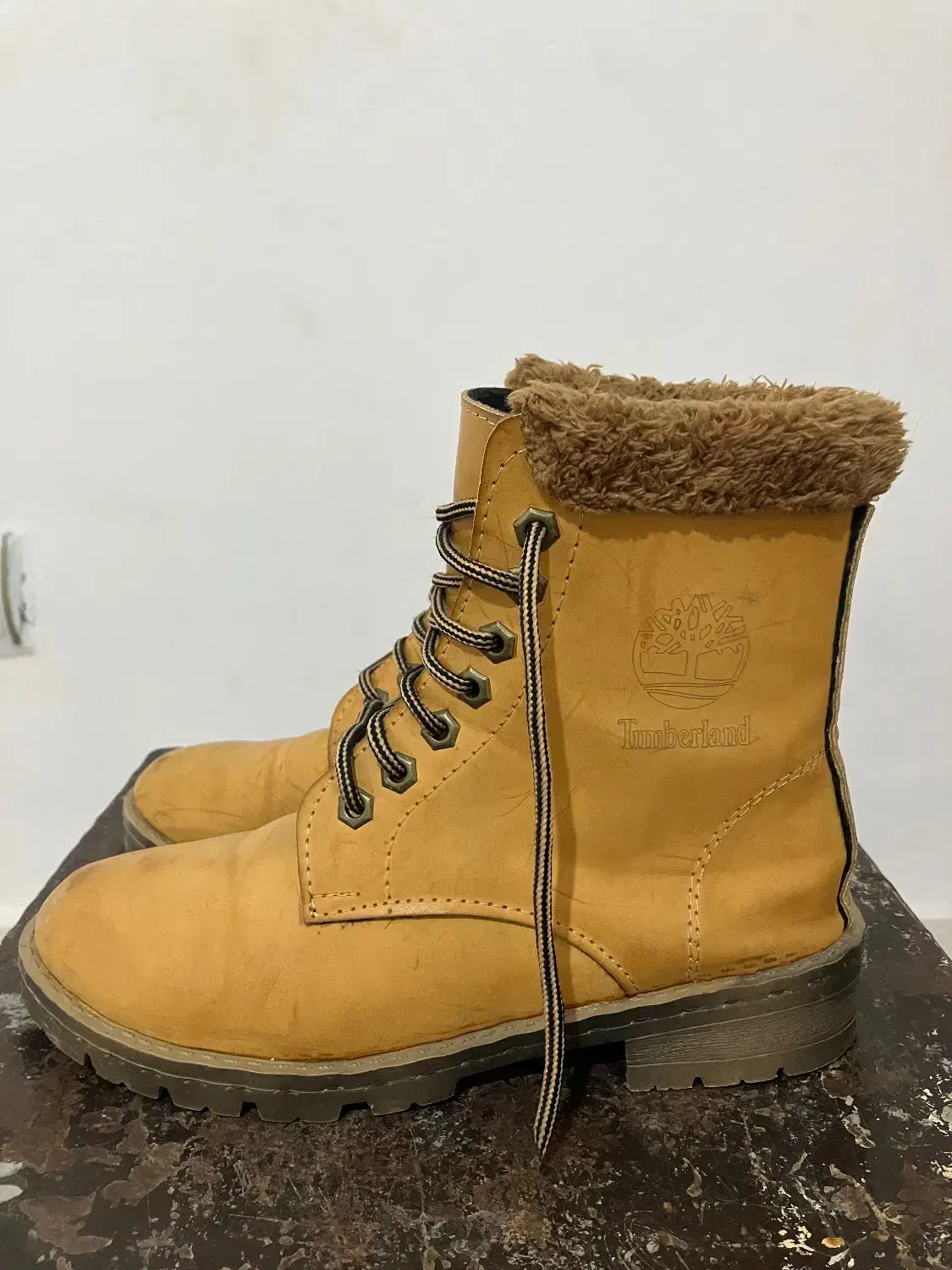 پوتین شیک|کیف، کفش، کمربند|میانه, |دیوار