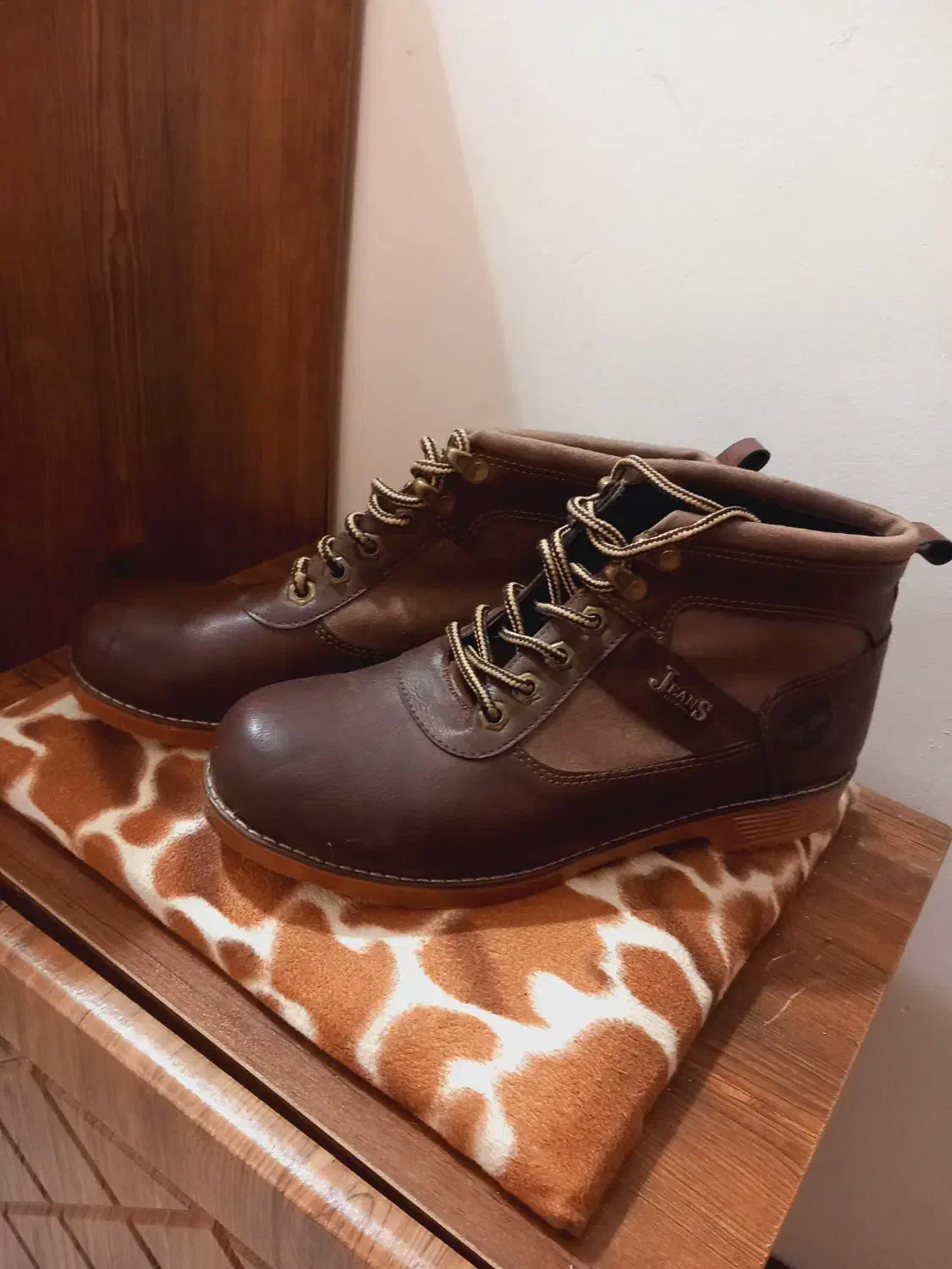 نیم بوت تیمبرلند|کیف، کفش، کمربند|پرند, فاز ۶|دیوار