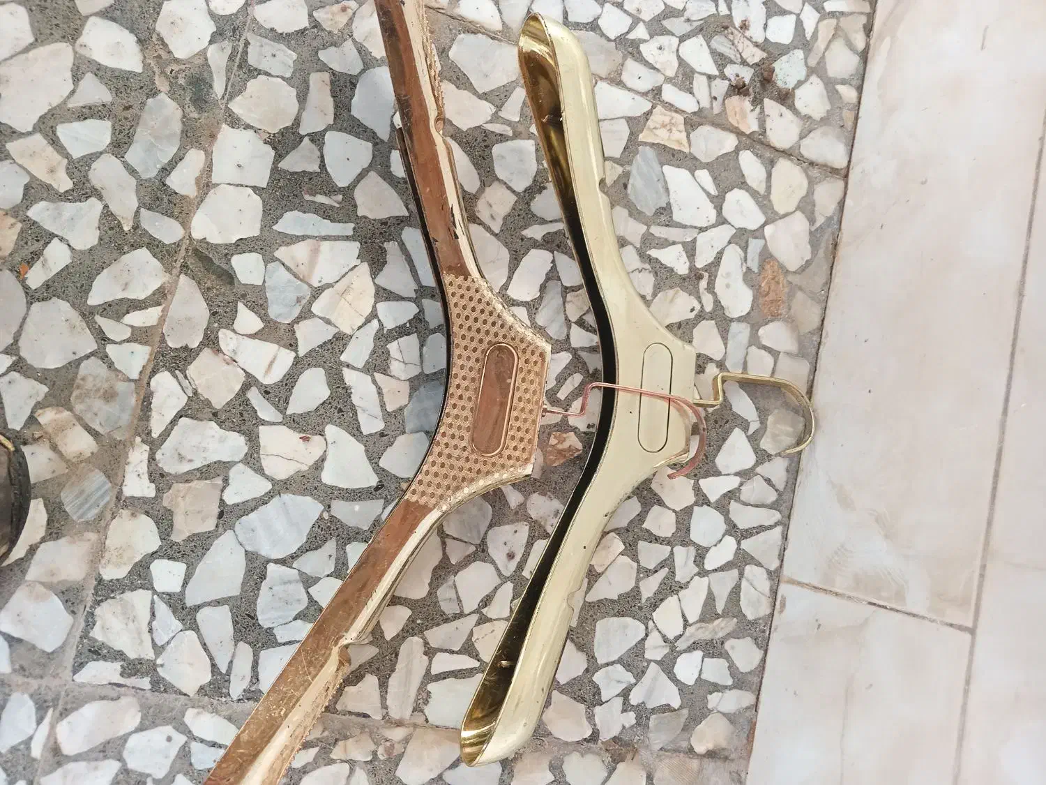 چوب لباسی|بندرخت و رختآویز|رشت, خواهر امام|دیوار