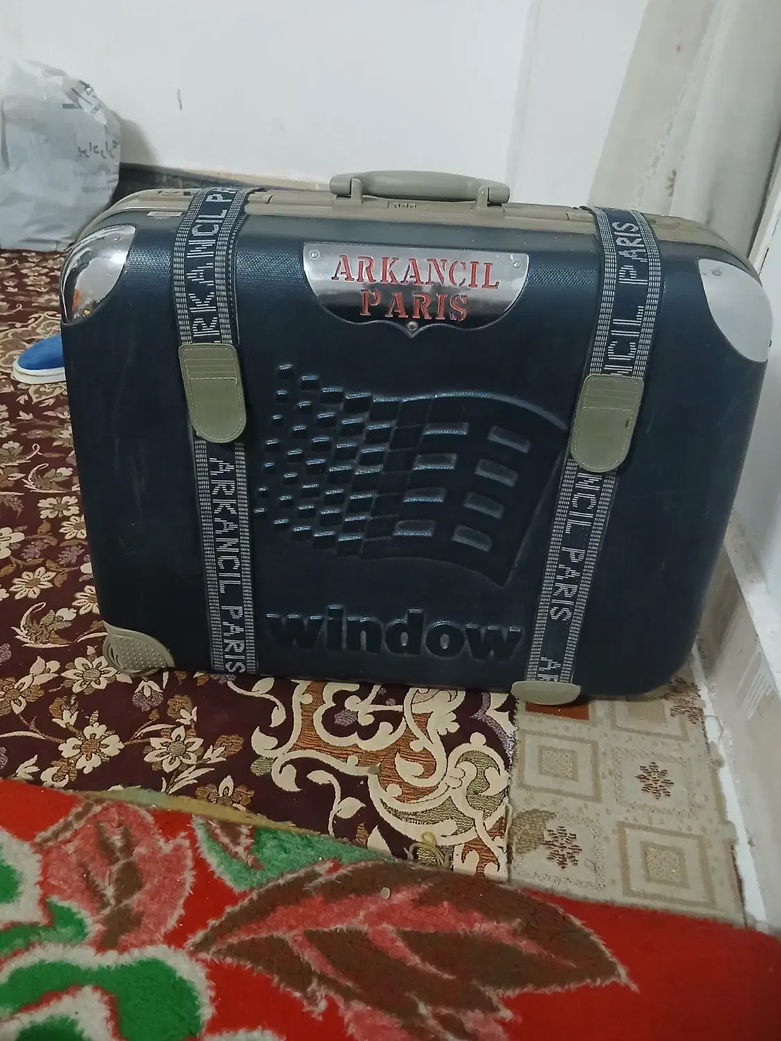 یک عدد چمدان مسافرتی سایز ۷۵×۷۰|کیف، کفش، کمربند|رباط‌کریم, رباط‌کریم|دیوار