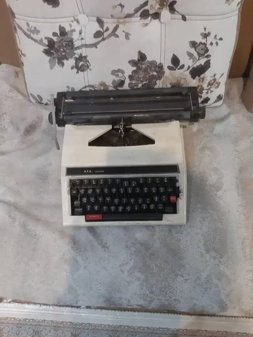 ماشین تایپ خارجی|کلکسیون اشیاء عتیقه|تهران, فردوسی|دیوار