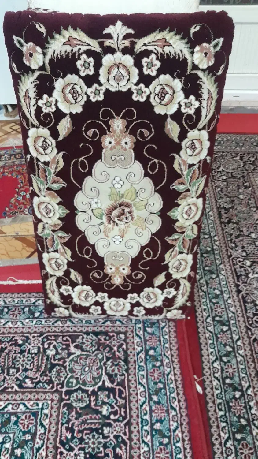 پشتی زرشکی درحد نو نو ۲ ماه کار کرده تازه|پشتی|سنندج, |دیوار