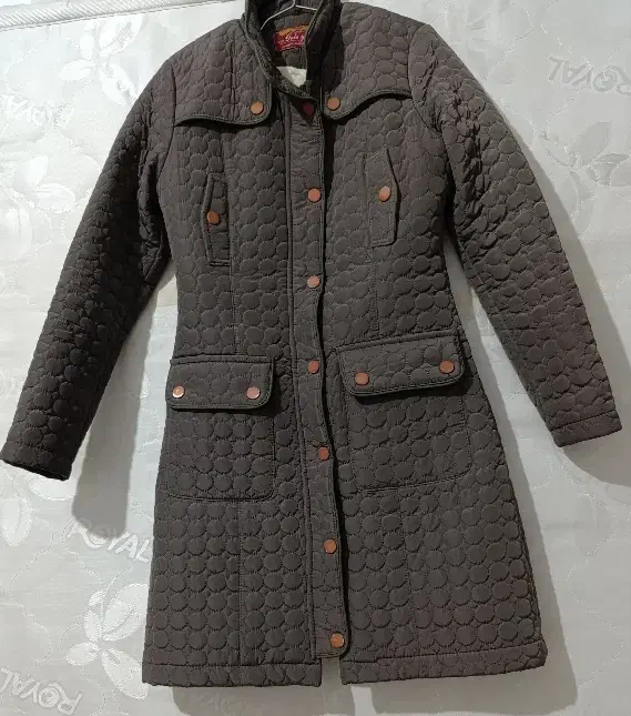 پالتو|لباس|فولادشهر, B7|دیوار