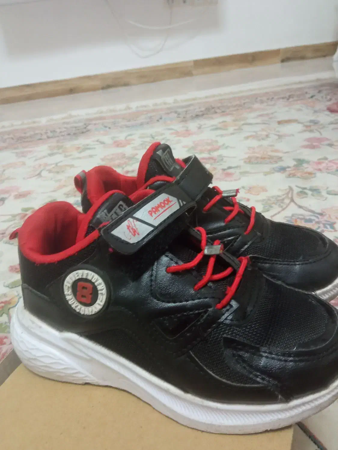 کتونی بچه|کیف، کفش، کمربند|رشت, نظری|دیوار