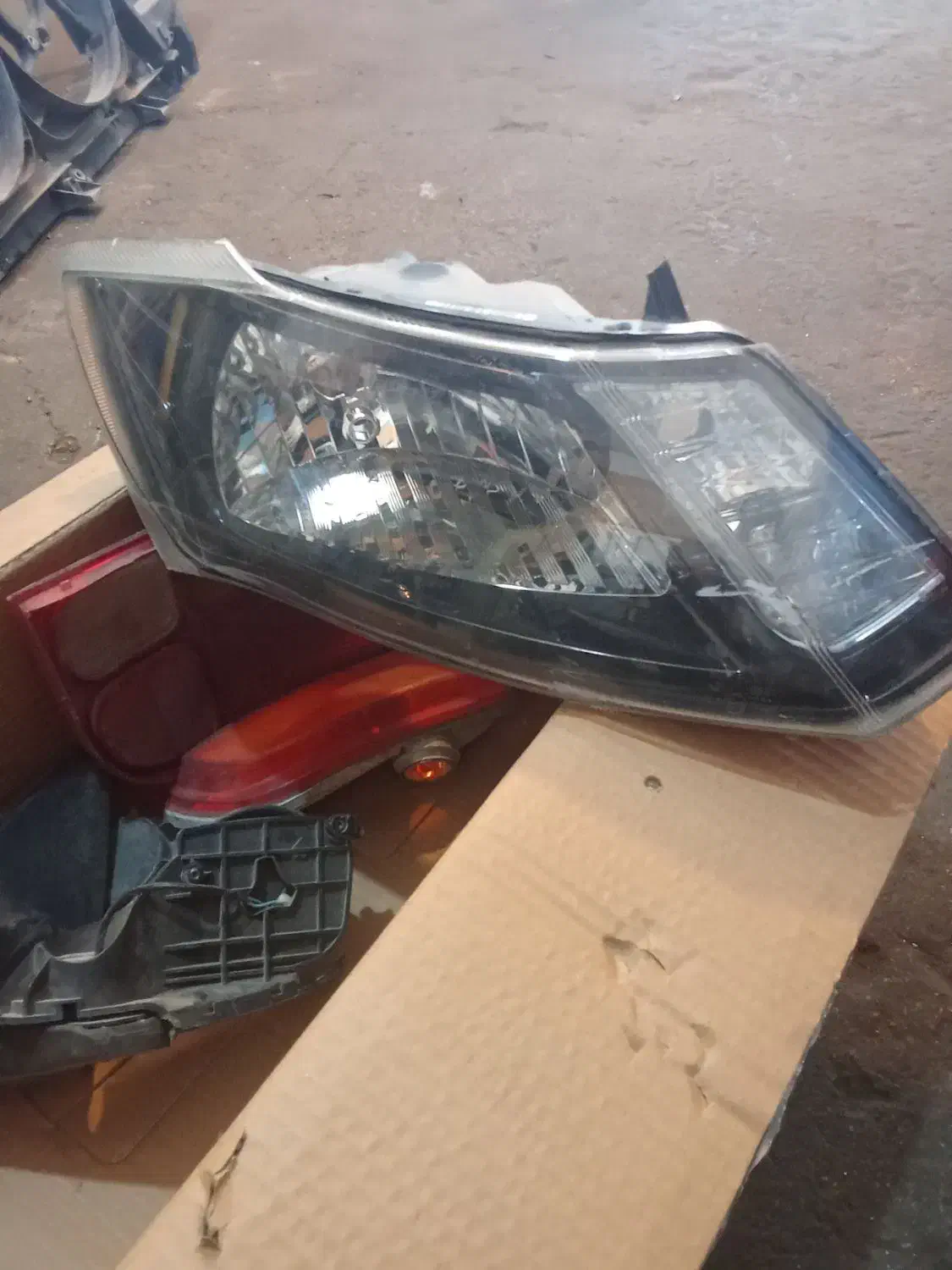 سینی فن وچراغ جلو سمند و چراغ جلو کوییک و...|قطعات یدکی و لوازم جانبی|برخوار, |دیوار