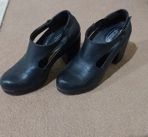 کفش|کیف، کفش، کمربند|کنگاور, |دیوار