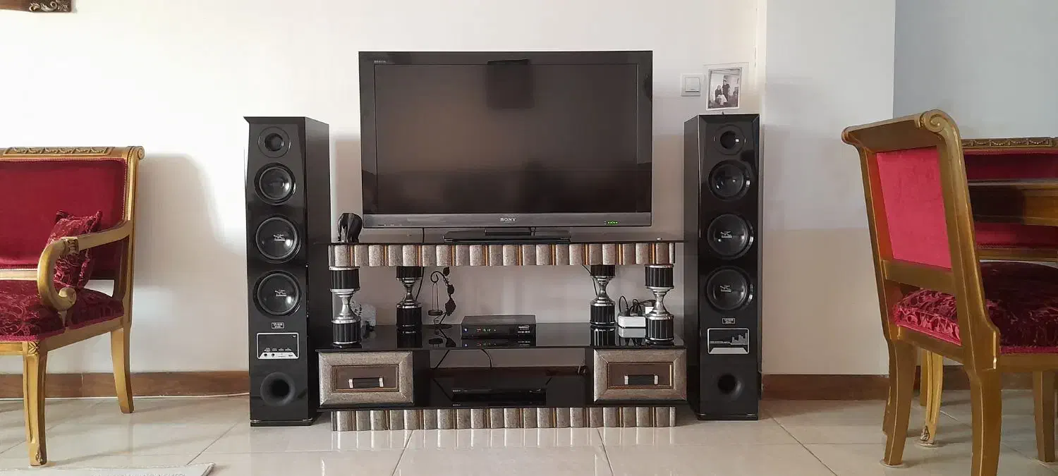 تلویزیون سونی همراه میز تلویزیون و باند|تلویزیون و پروژکتور|قائم‌شهر, |دیوار