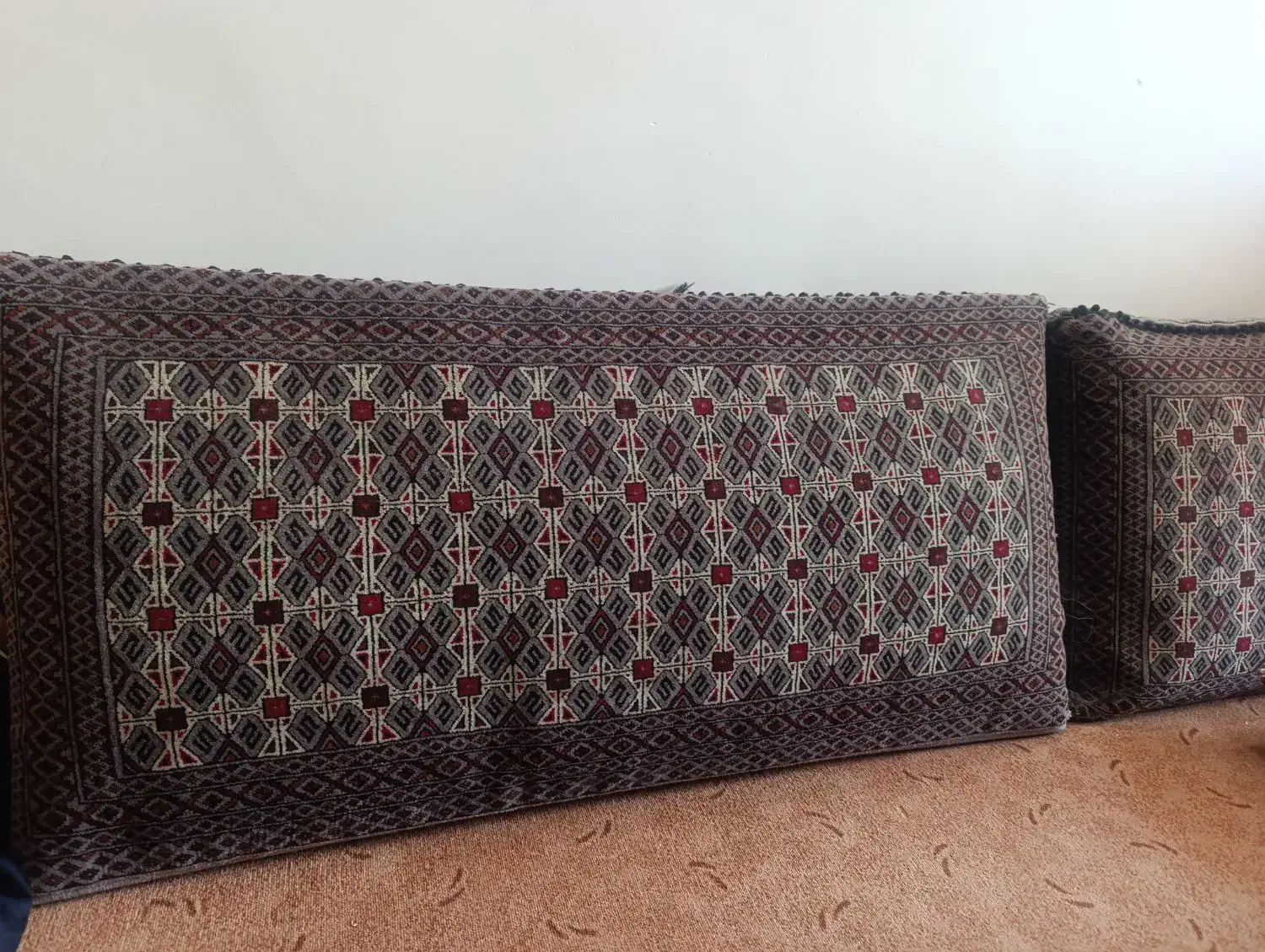 پشتی|پشتی|فولادشهر, B4|دیوار