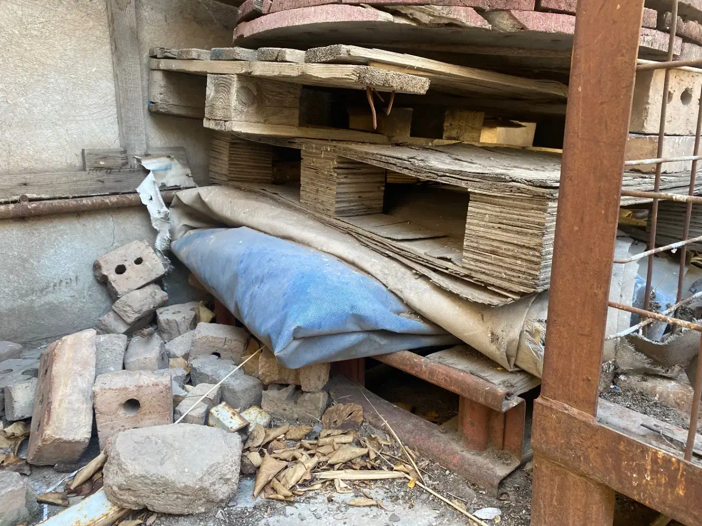 چادر ترانزیتی و جرثقیل سقفی|ماشینآلات صنعتی|جلفا, |دیوار