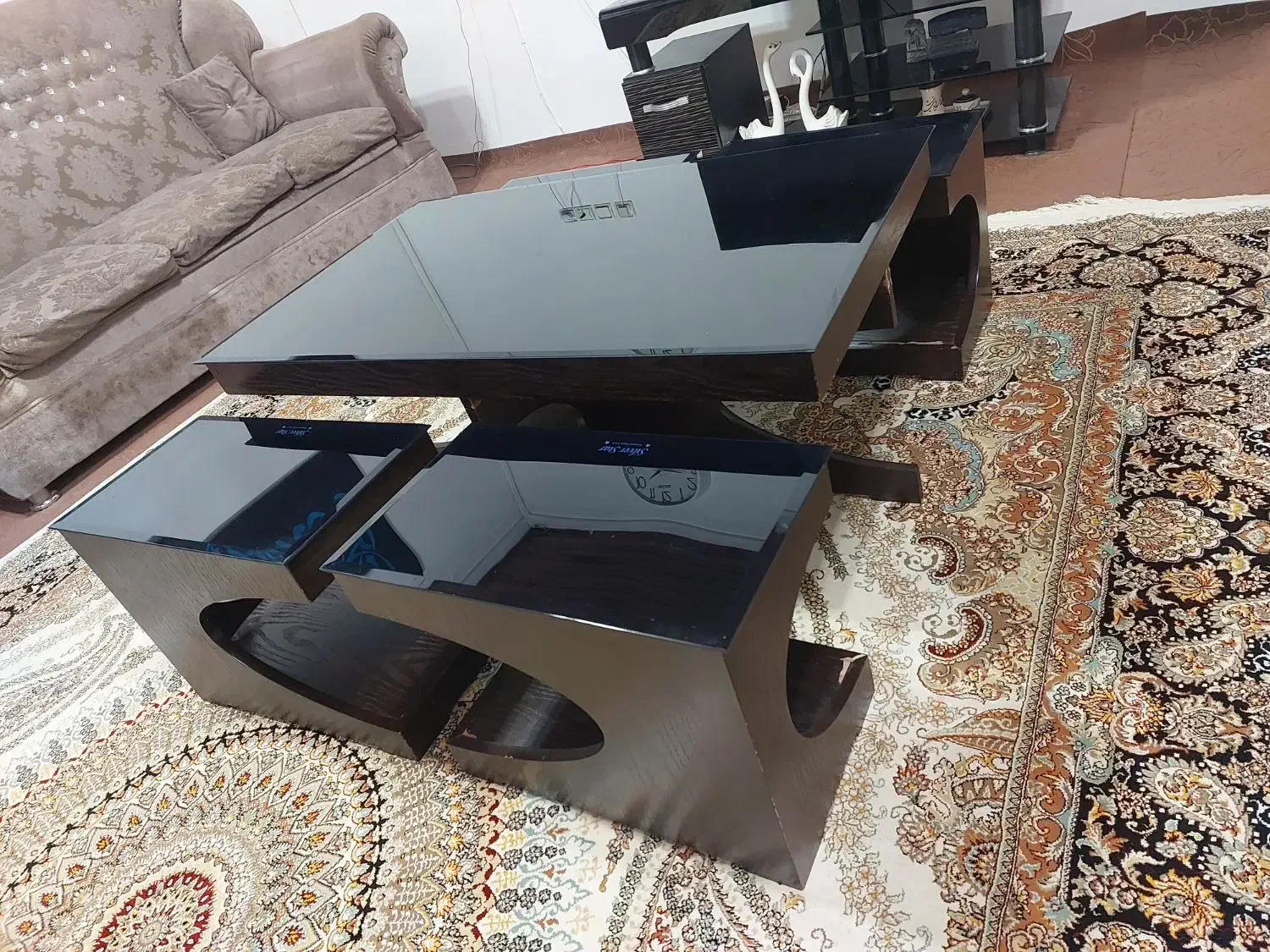 میز جلو مبلی و ۴عدد عسلی|مبلمان خانگی و میز عسلی|رشت, لاکانی|دیوار