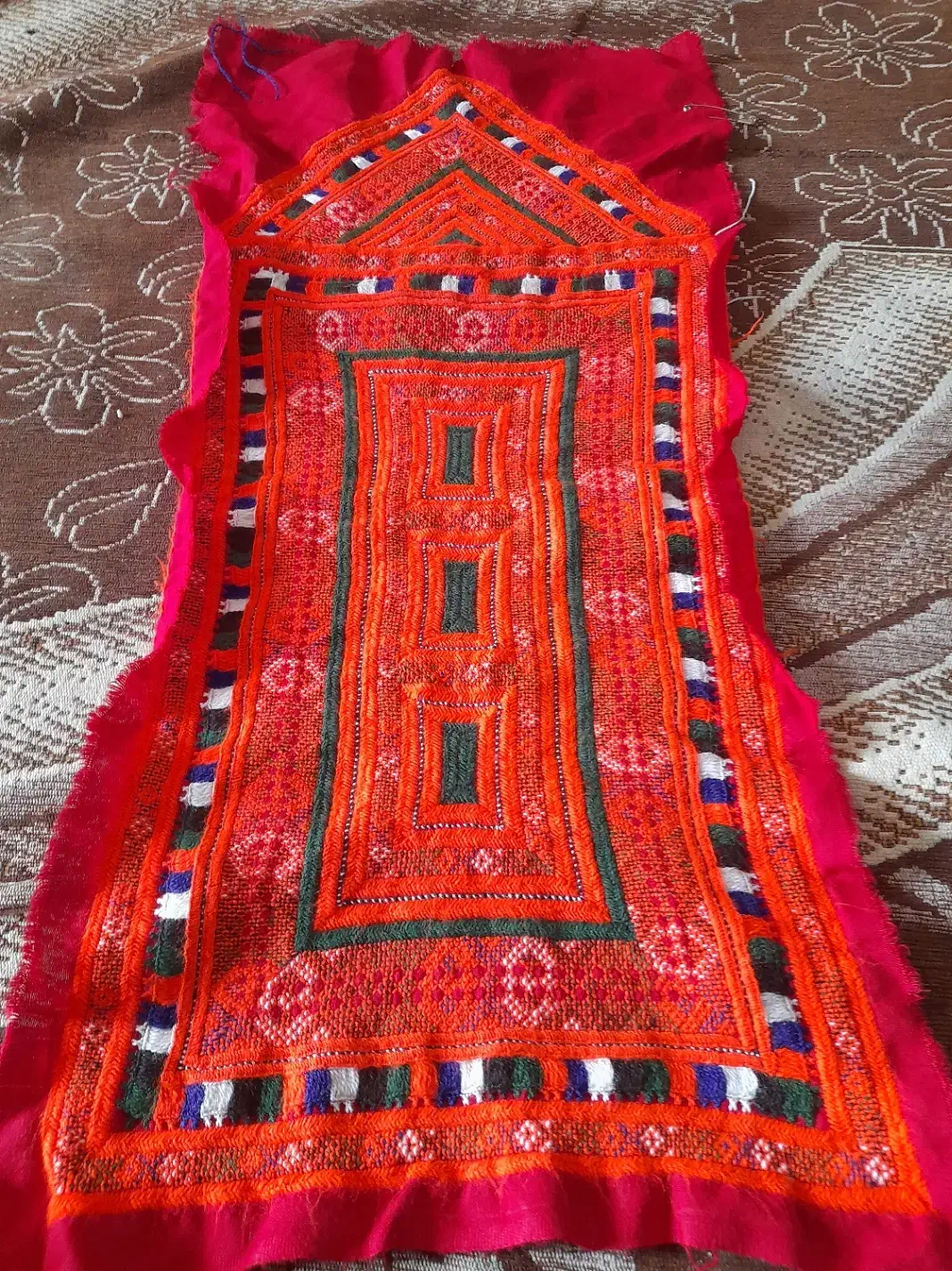 یک عدد زی استین|لباس|سراوان, |دیوار