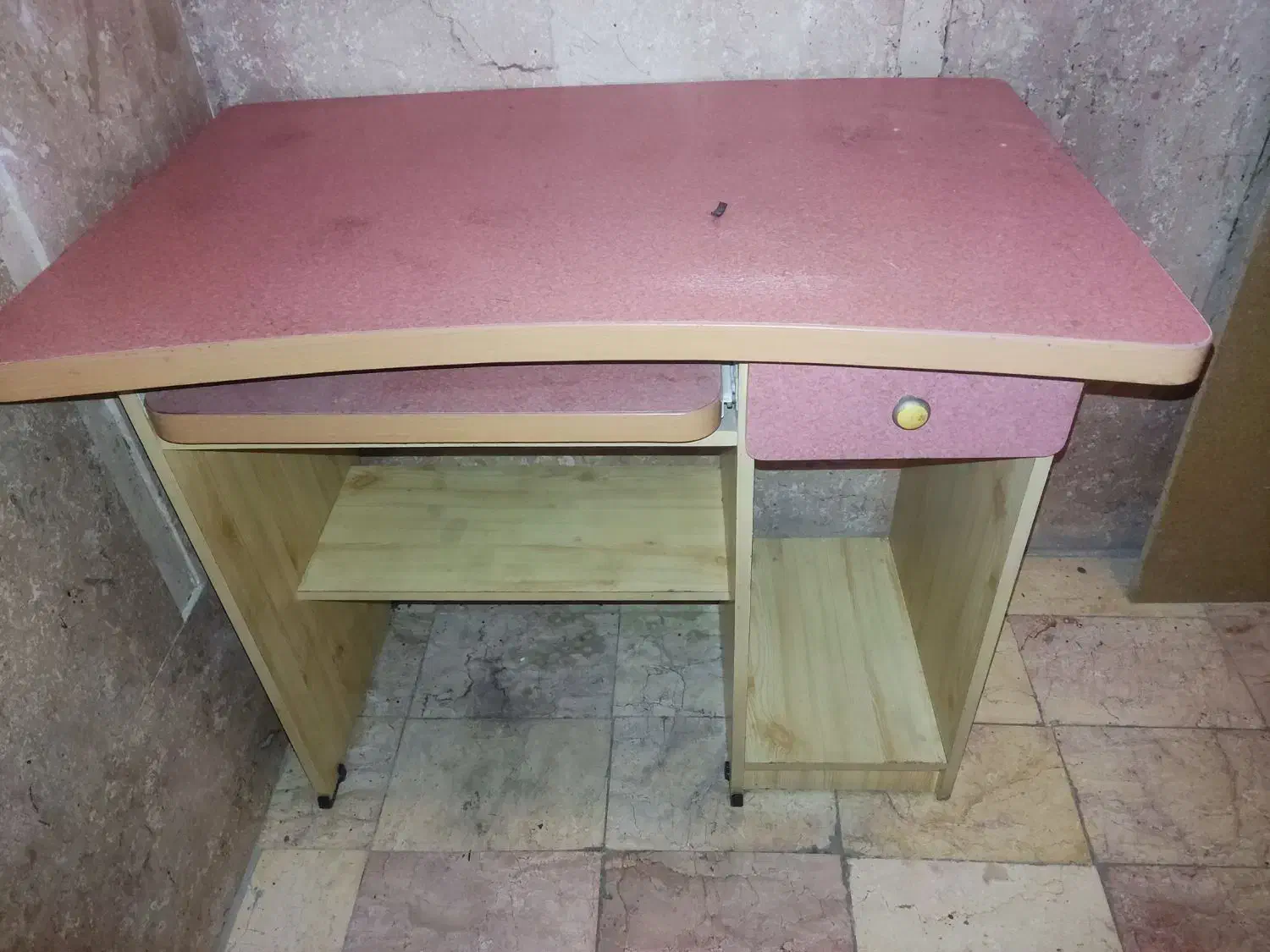 یک عدد میز تحریر و کامپیوتر|میز تحریر و کامپیوتر|تهران, هفده شهریور|دیوار