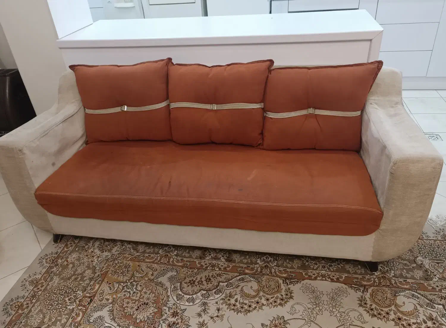 یک دست مبل هفت نفره، میز ناهارخوری، میز و گل میز|مبلمان خانگی و میز عسلی|شیراز, صدا و سیما|دیوار