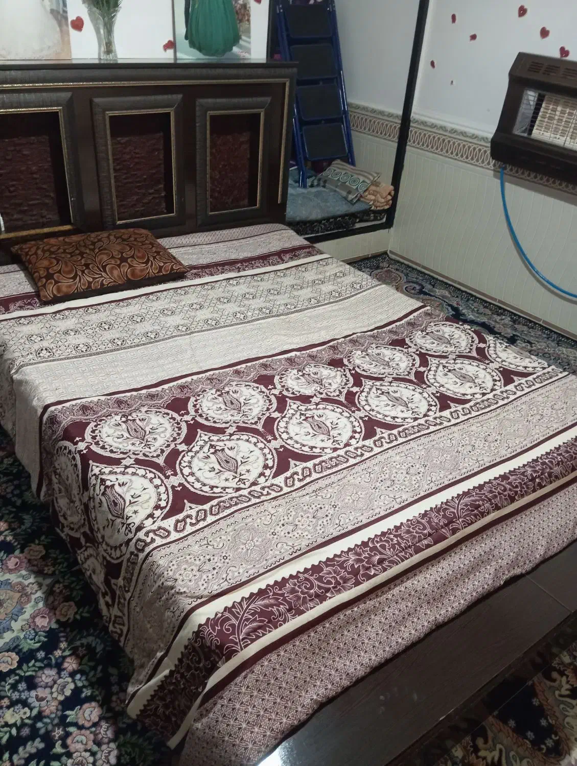 تخت و دراور در حد نو نو|تخت و سرویس خواب|ششده و قره بلاغ, |دیوار