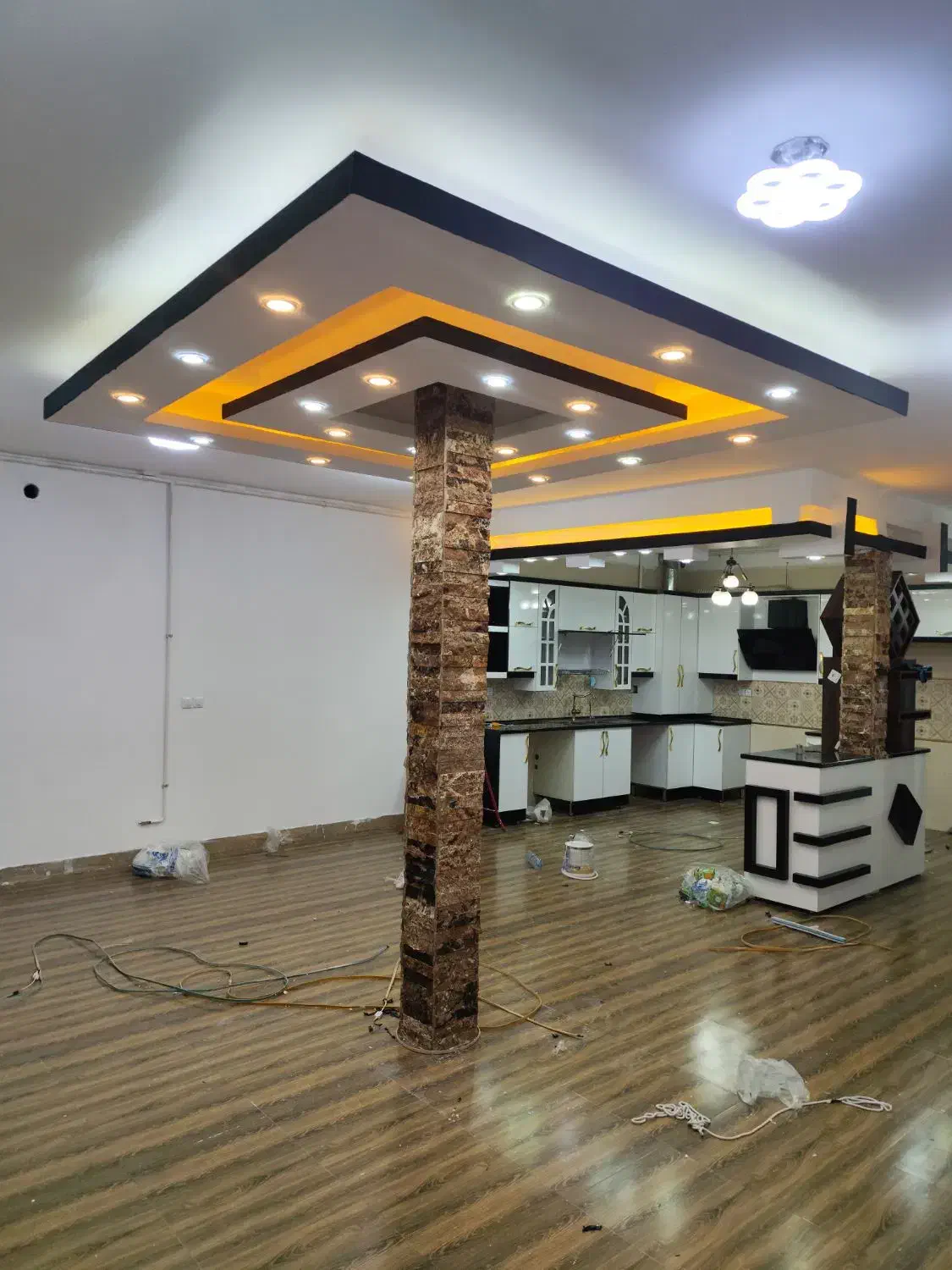 نقاش نقاشی ساختمان و درب و پنجره|خدمات پیشه و مهارت|سیرجان, |دیوار