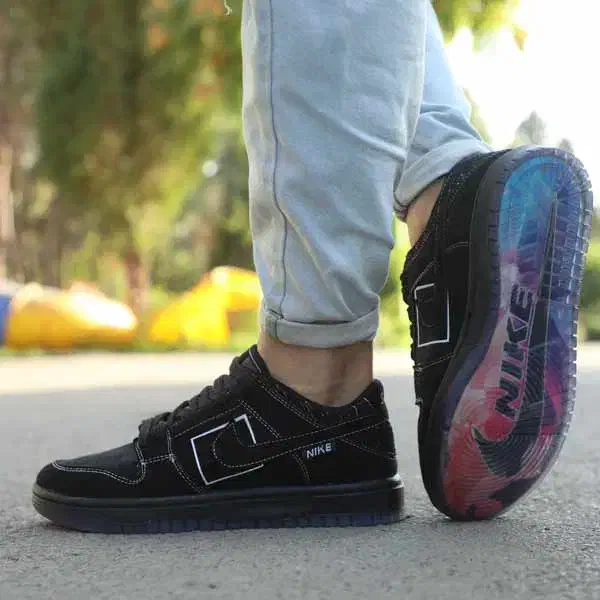 کتونی نایک جردن.|کیف، کفش، کمربند|شیراز, سیاه سنگ|دیوار