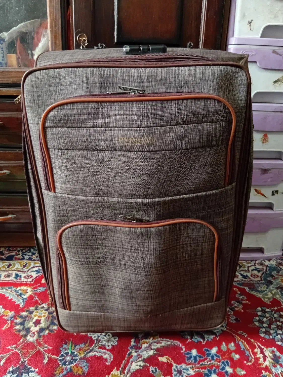 چمدان|کیف، کفش، کمربند|اهواز, کوی باهنر|دیوار