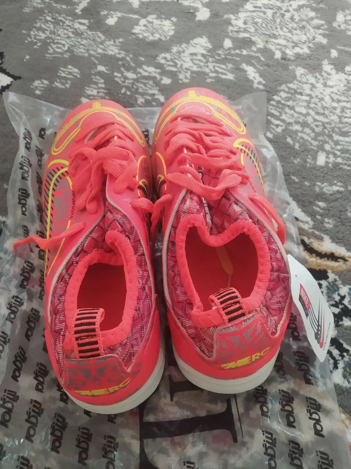 دو جفت کفش|کیف، کفش، کمربند|کارون, |دیوار