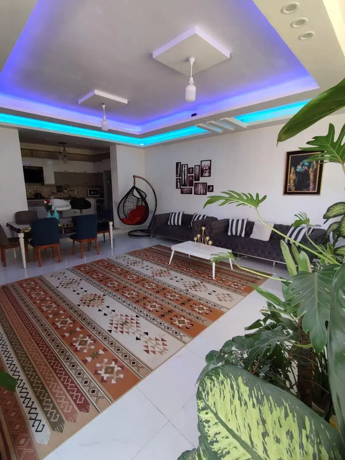 منزل مبله شیک تمیز مرکز شهر پاسخگو 24ساعته|اجارهٔ کوتاه‌مدت آپارتمان و سوئیت|شیراز, شهرک سراج‎|دیوار