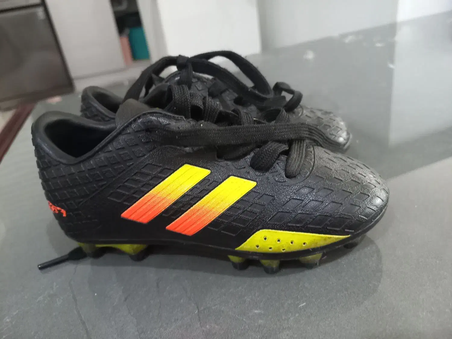 کفش فوتبالی بچگانه|تجهیزات ورزشی|صدرا-فارس, فاز ۲|دیوار