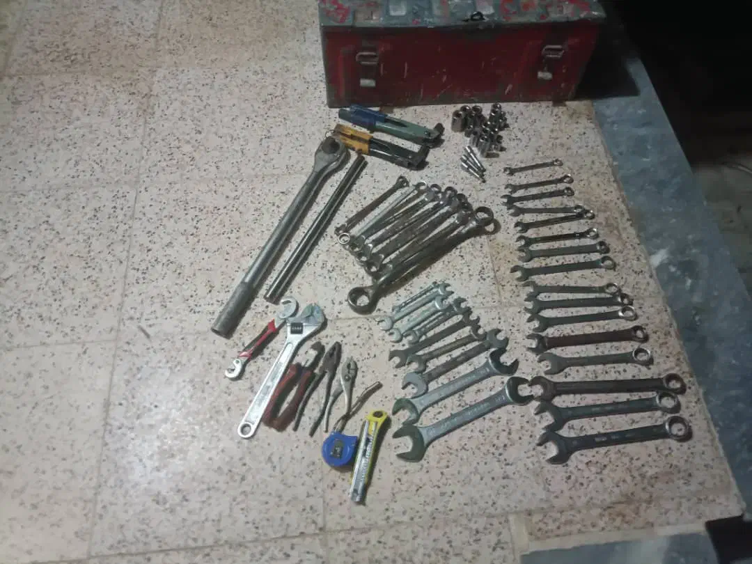 فروش تعدادی ابزار و اچار و جعبه فلزی بزرگ|ابزارآلات|شیراز, میانرود|دیوار