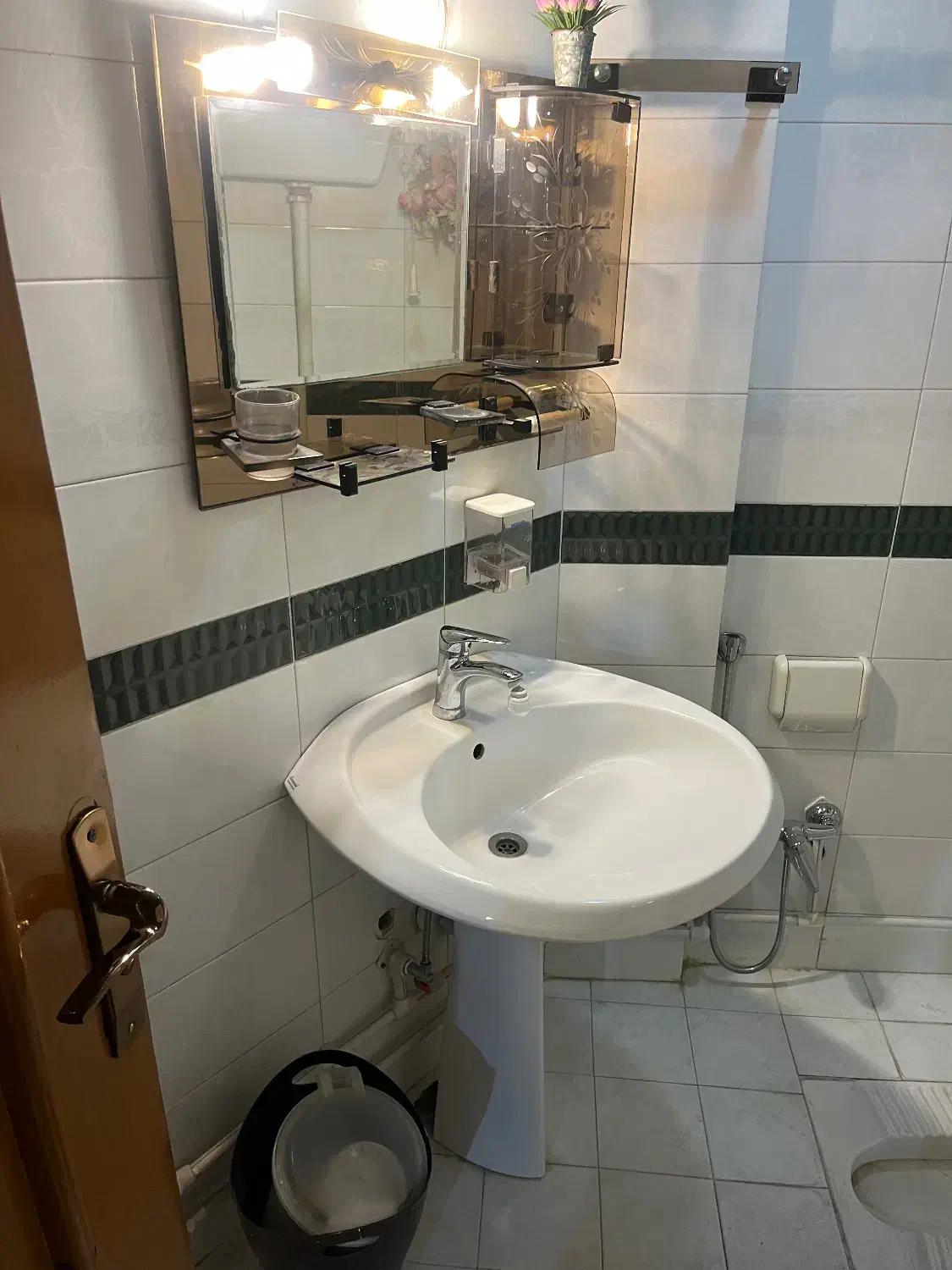 وان وروشویی خیلی تمیز با قیمت بسیار پایین|لوازم سرویس بهداشتی|رشت, منظریه|دیوار