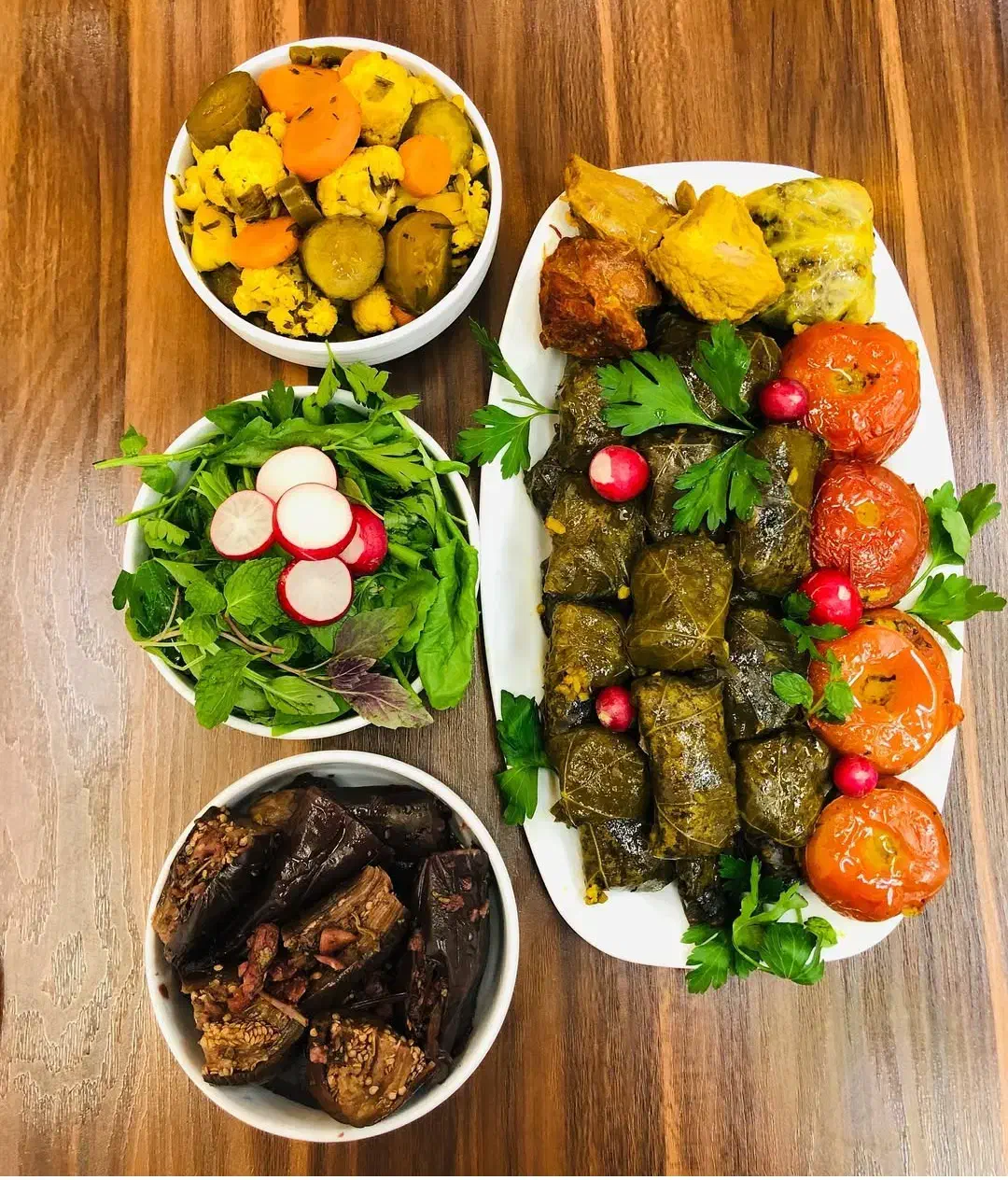 استخدام منشی خانم با اخلاق و یکنفر پیک موتوری|استخدام خدمات فروشگاه و رستوران|سنندج, |دیوار