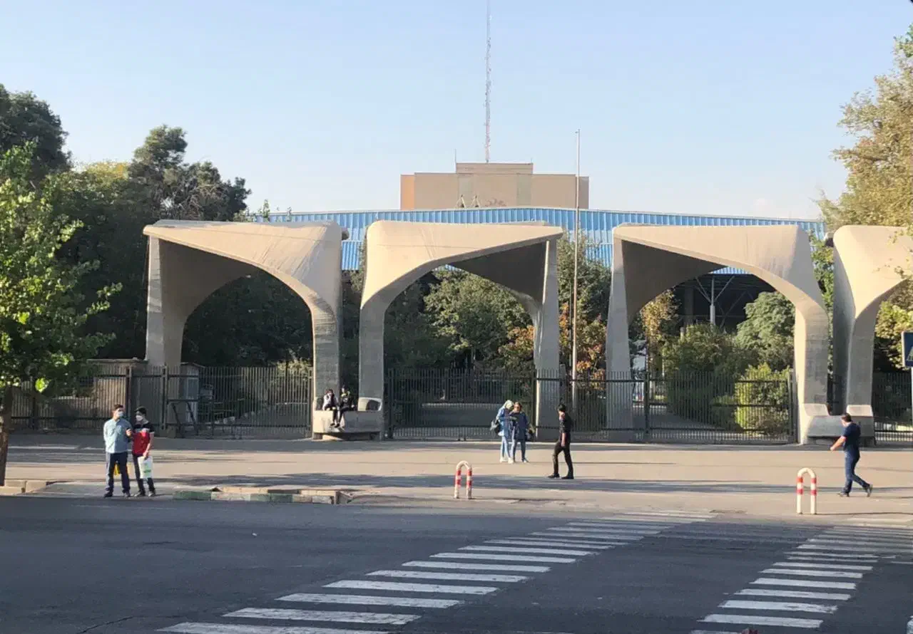 ساختمانی با 200متر بنای تجاری انقلاب 12فروردین|اجارهٔ مغازه و غرفه|تهران, فلسطین (میدان انقلاب)|دیوار