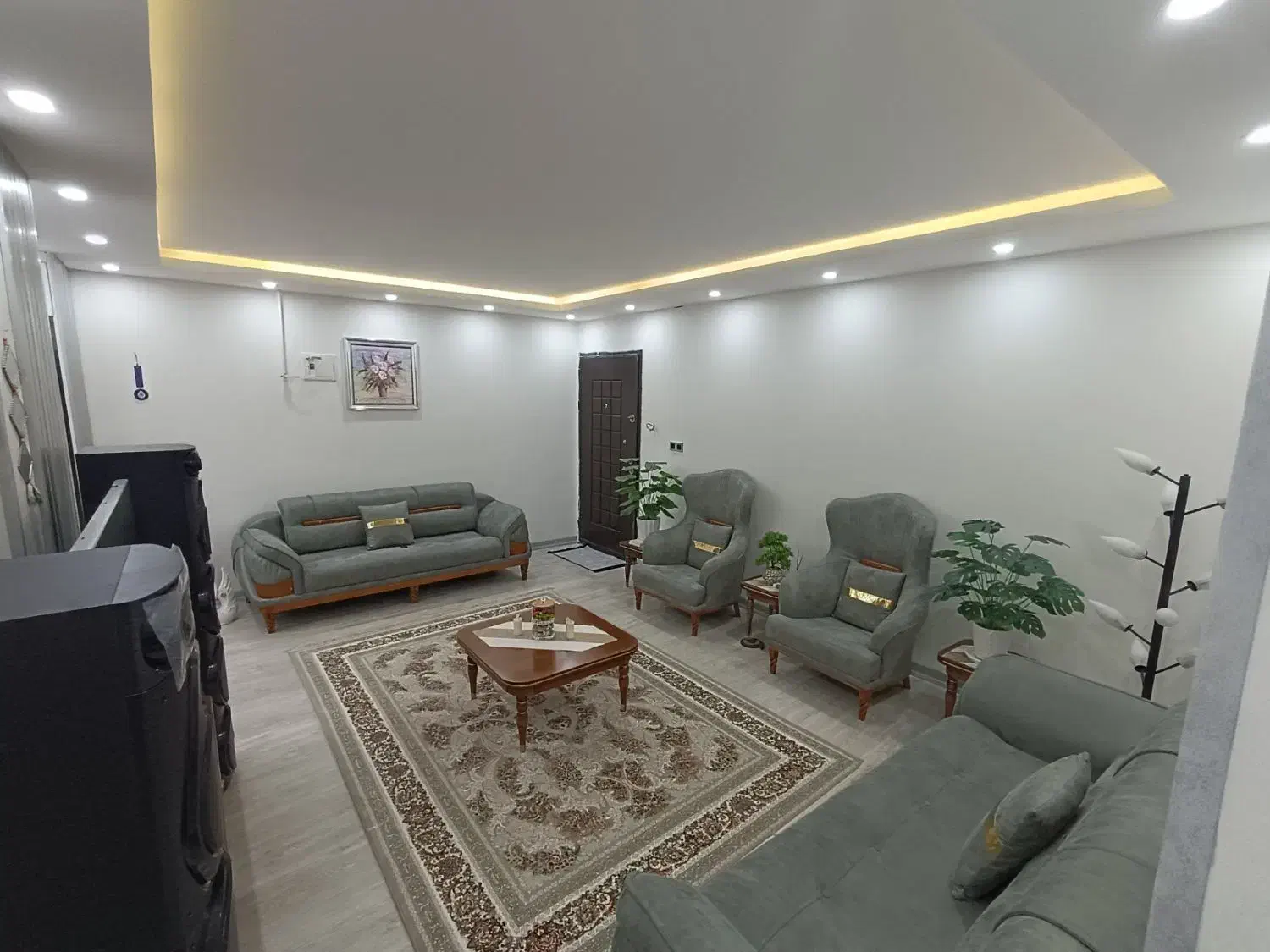 مبلمان هشت نفره پارچه چرم همراه عسلی|مبلمان خانگی و میز عسلی|بندر ماهشهر, |دیوار