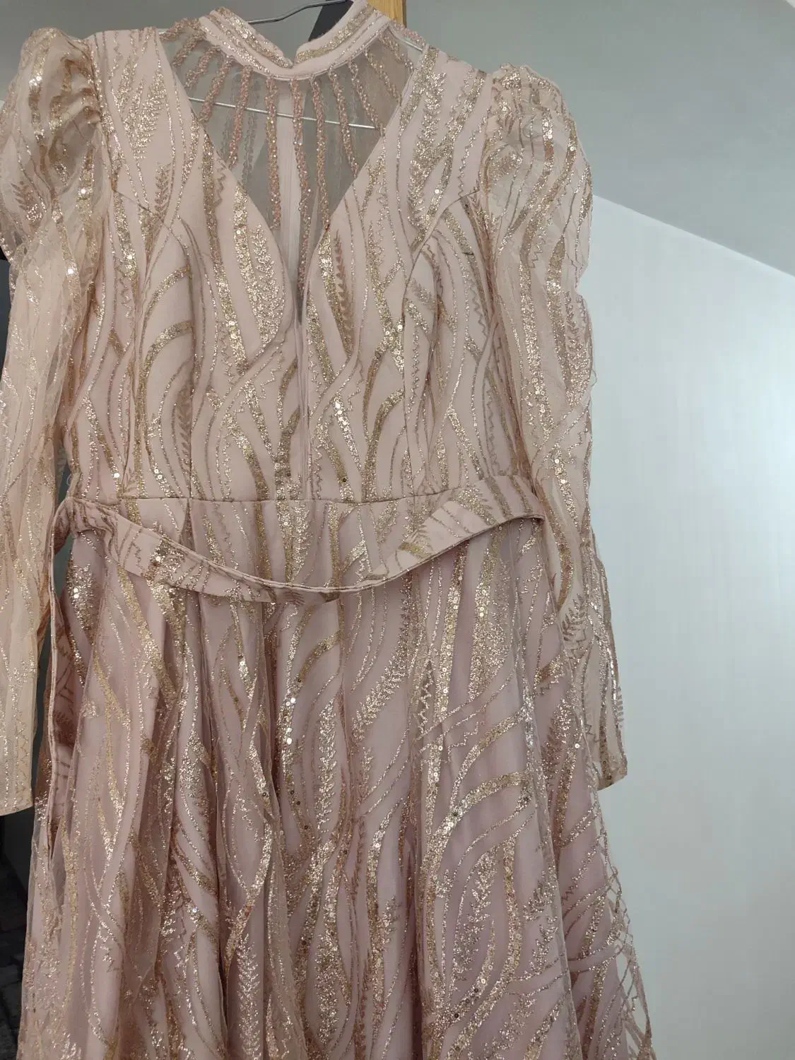 پیراهن مجلسی|لباس|رباط‌کریم, رباط‌کریم|دیوار