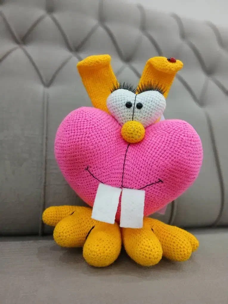 عروسک بافتنی قلب|صنایع دستی و سایر لوازم تزئینی|شیراز, زرهی|دیوار