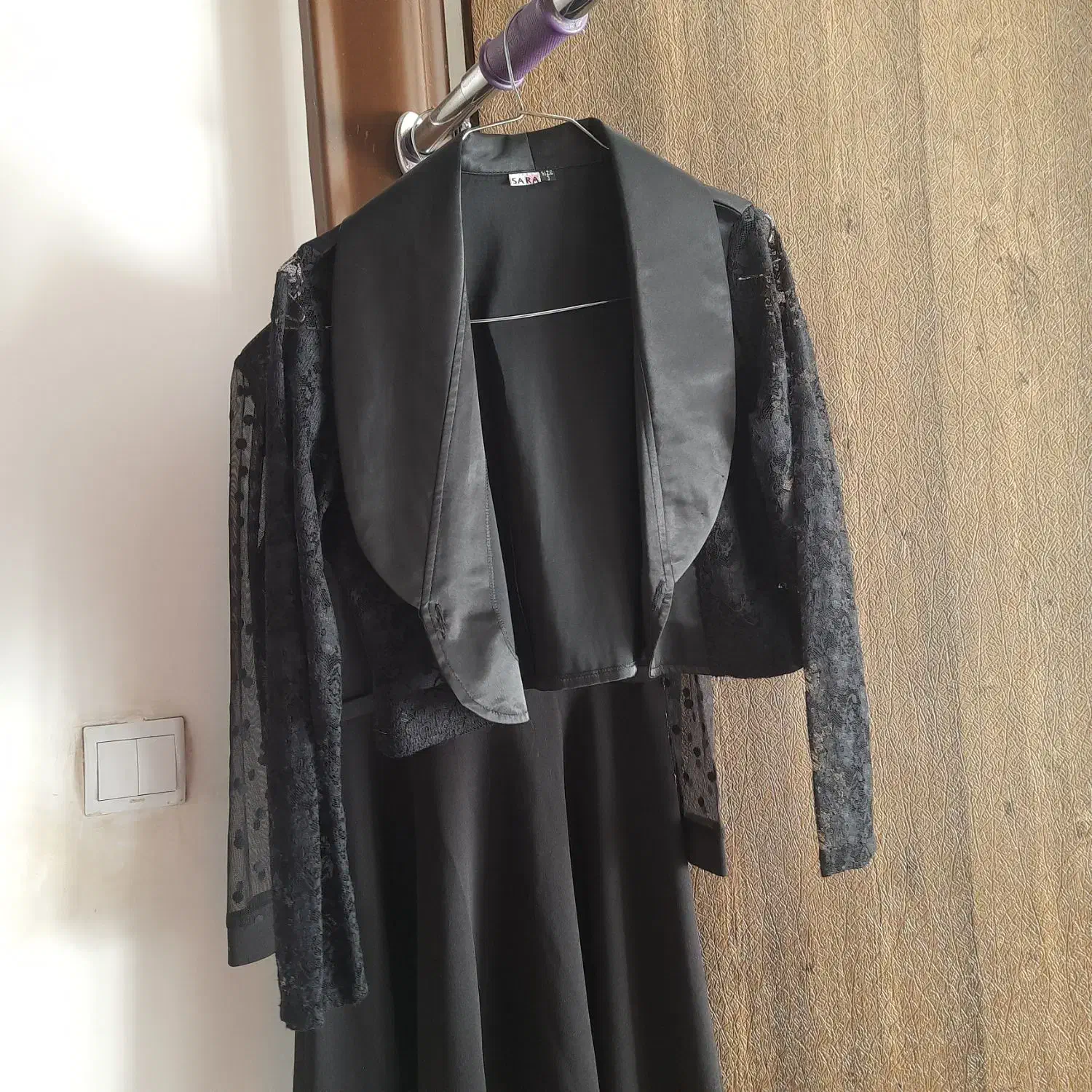 لباس مجلس|لباس|رودهن, |دیوار